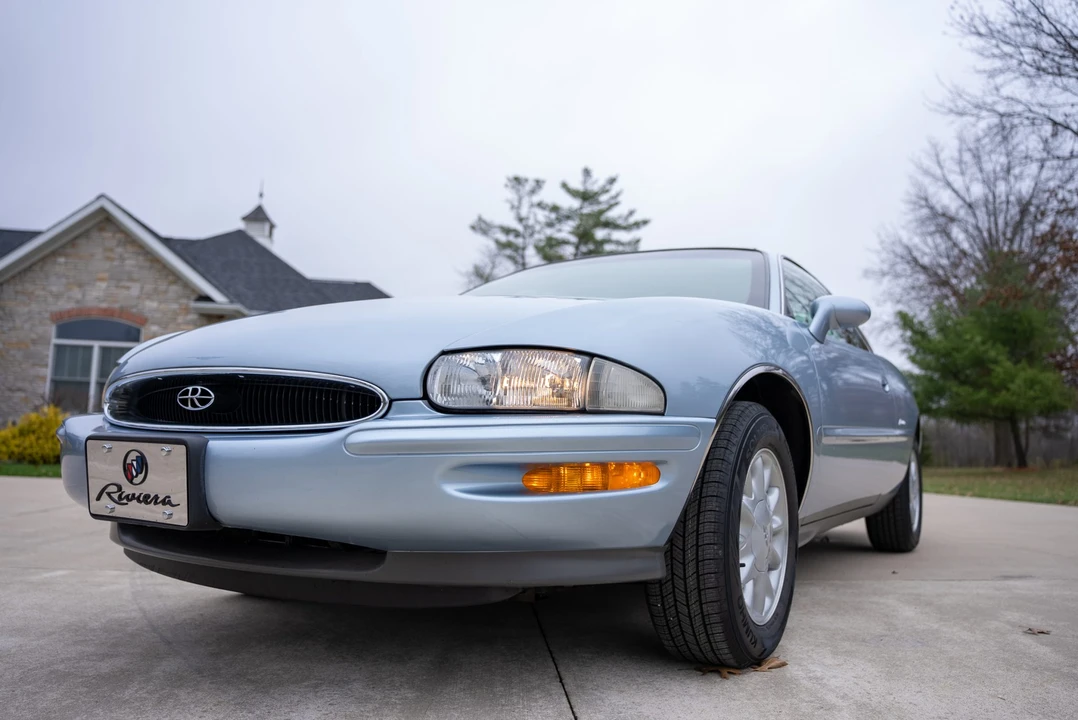 1995 Buick Riviera 8th Gen - Image 5 of 31