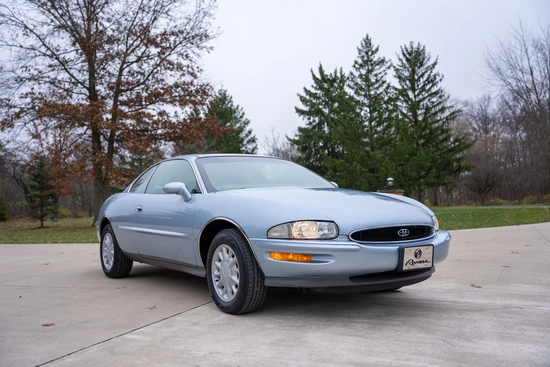 1995 Buick Riviera 8th Gen - Image 14 of 31
