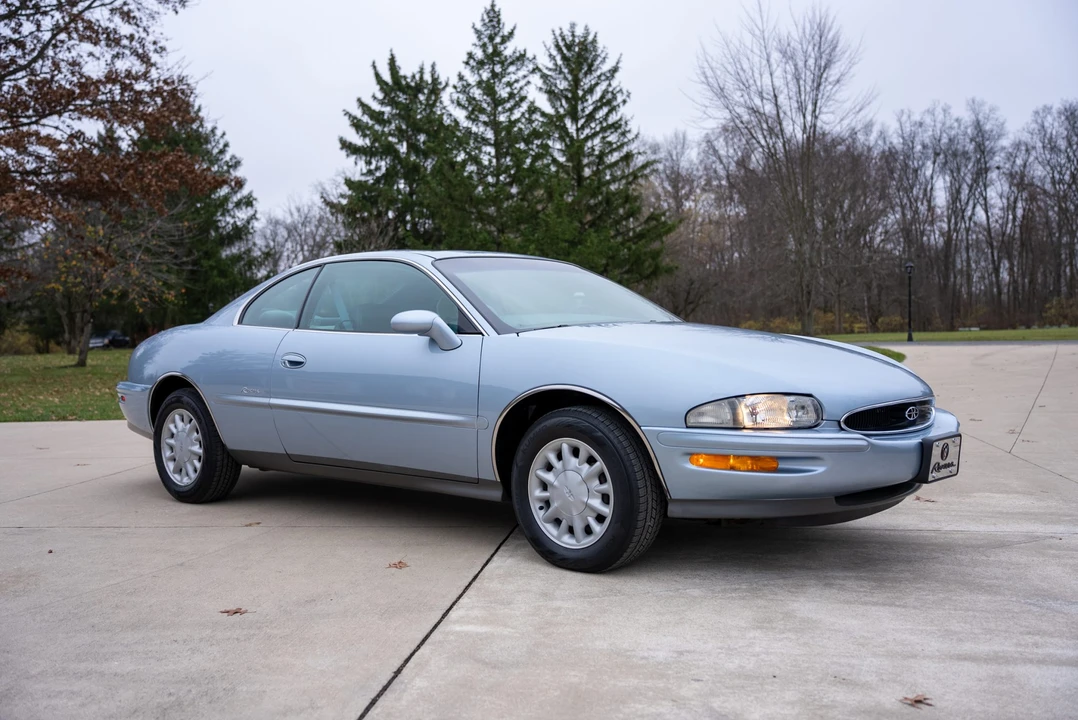 1995 Buick Riviera 8th Gen - Image 15 of 31