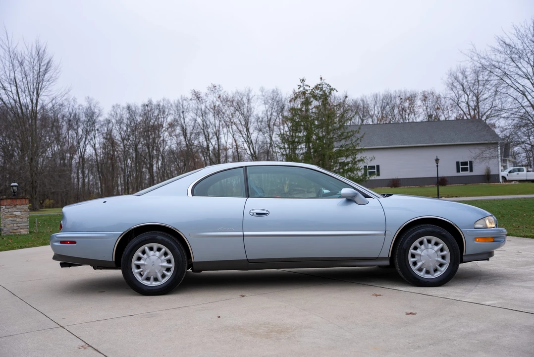 1995 Buick Riviera 8th Gen - Image 17 of 31