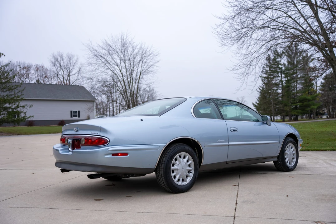 1995 Buick Riviera 8th Gen - Image 18 of 31