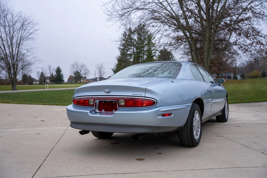 1995 Buick Riviera 8th Gen - Image 22 of 31