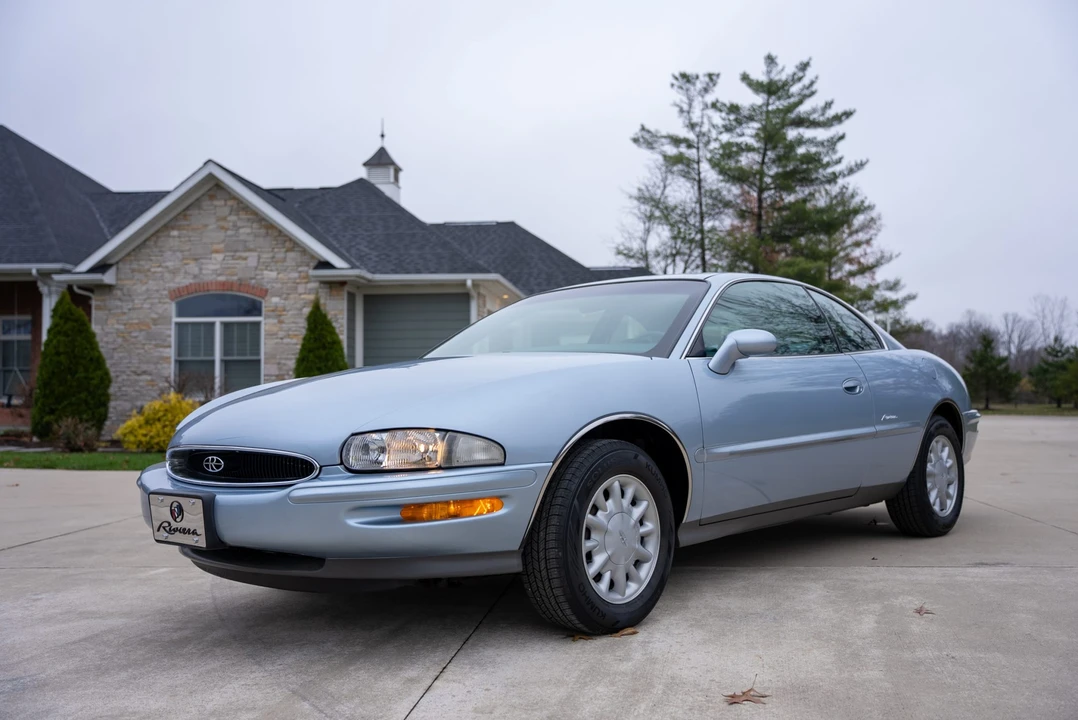 1995 Buick Riviera 8th Gen - Image 2 of 31