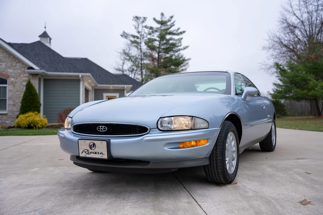 1995 Buick Riviera 8th Gen - Image 6 of 31