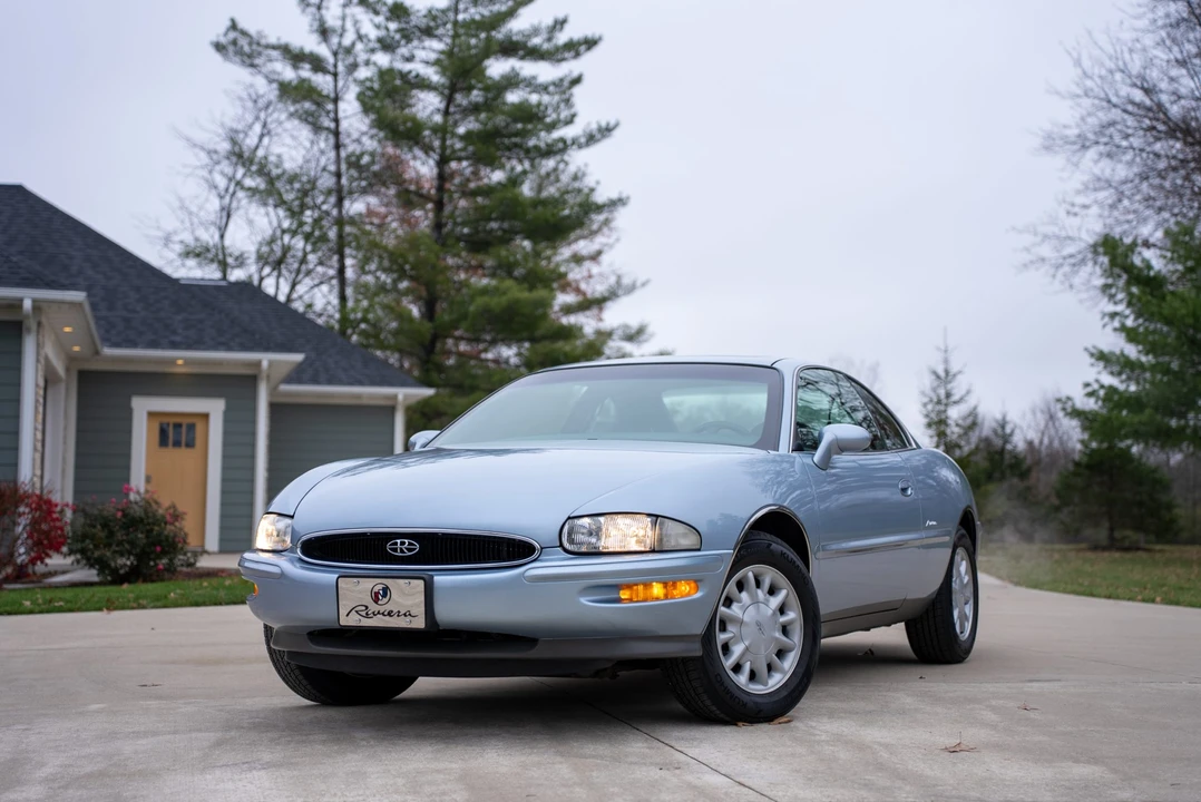 1995 Buick Riviera 8th Gen - Image 7 of 31