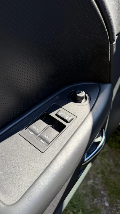 2009 Dodge Challenger 3rd Gen - Image 16 of 31