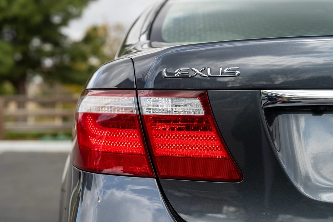 2009 Lexus LS 4th Gen - Image 16 of 31