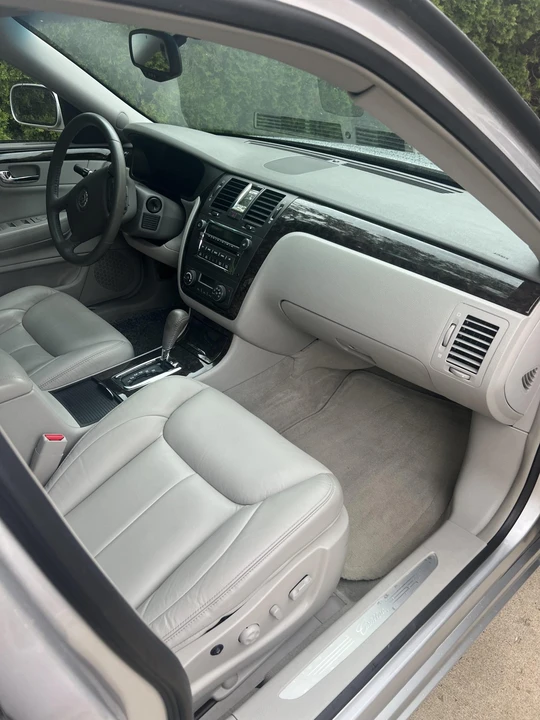 2010 Cadillac DTS - Image 30 of 31