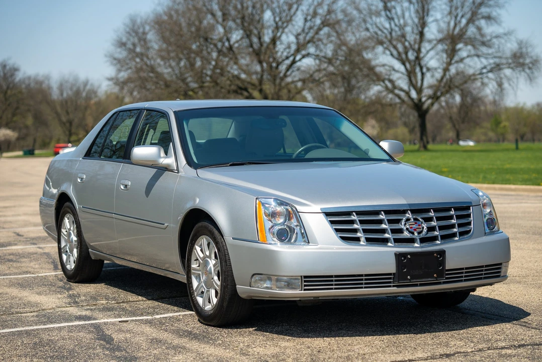 2010 Cadillac DTS - Image 10 of 31