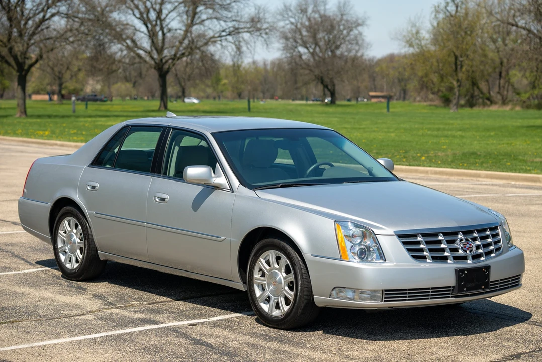 2010 Cadillac DTS - Image 9 of 31