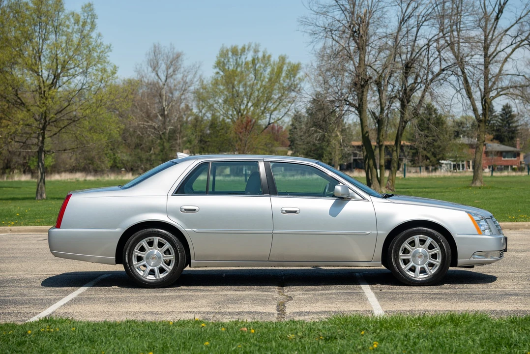 2010 Cadillac DTS - Image 8 of 31