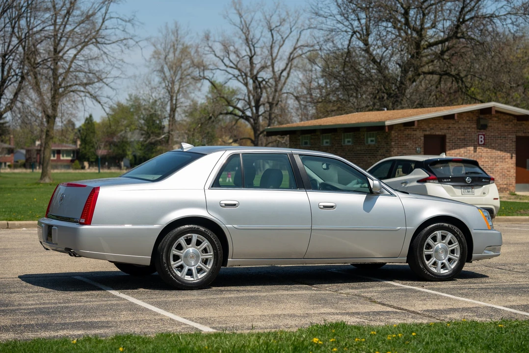 2010 Cadillac DTS - Image 7 of 31