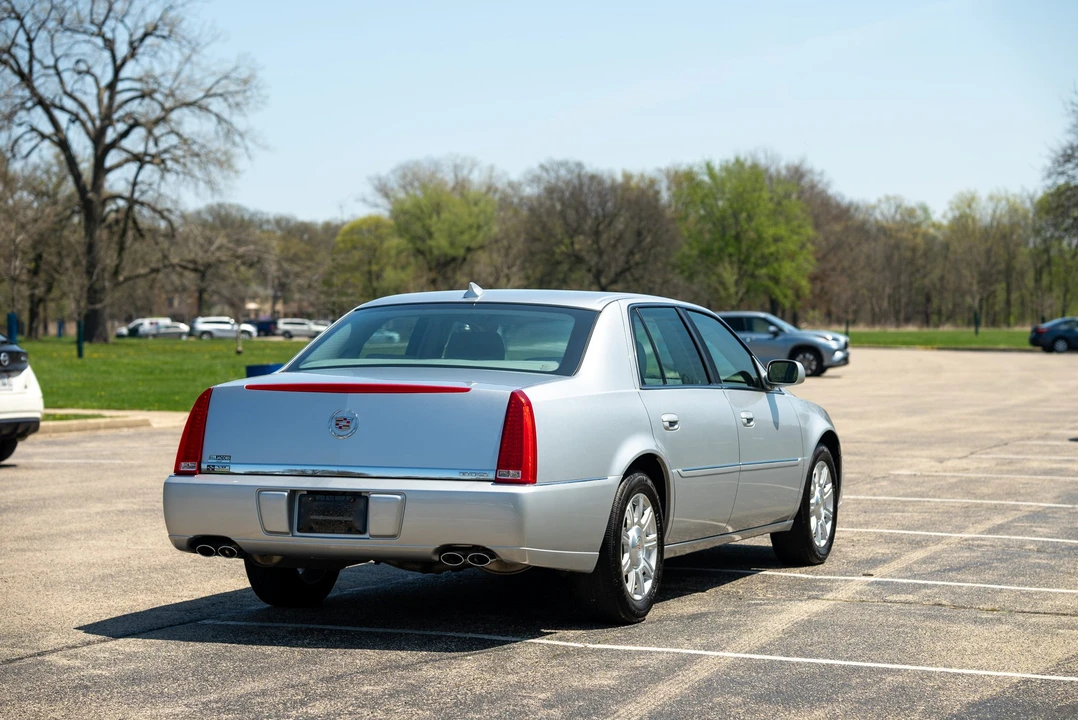 2010 Cadillac DTS - Image 6 of 31