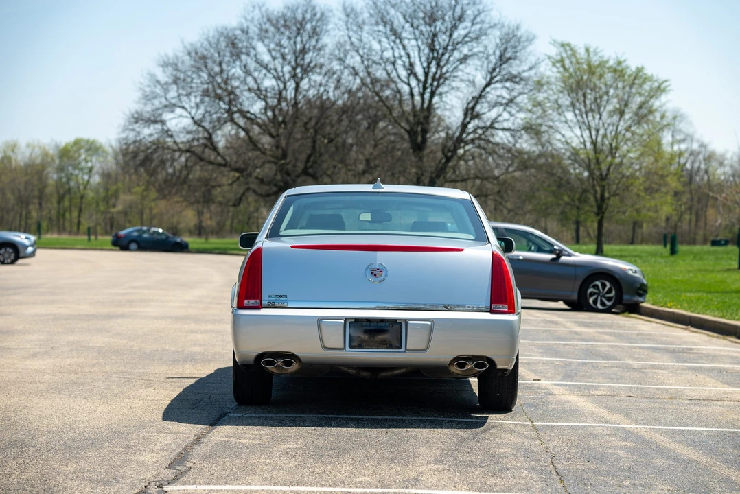 2010 Cadillac DTS - Image 5 of 31