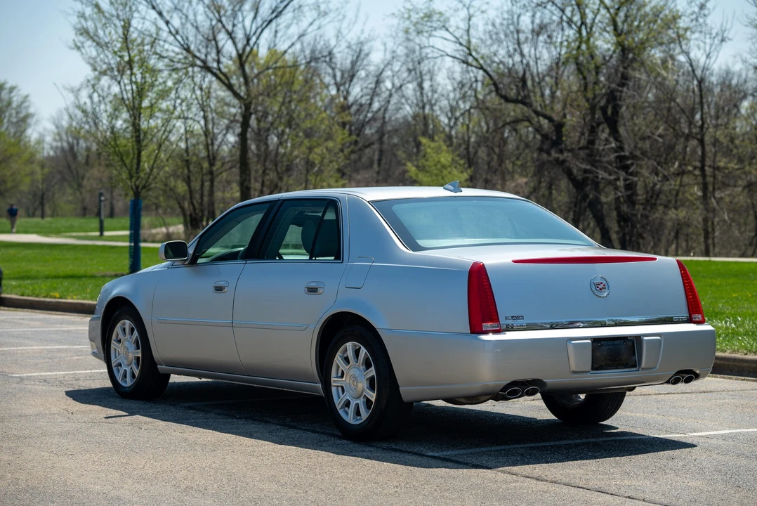 2010 Cadillac DTS - Image 4 of 31