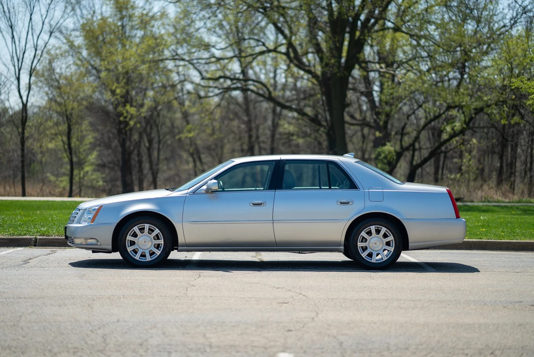 2010 Cadillac DTS - Image 2 of 31