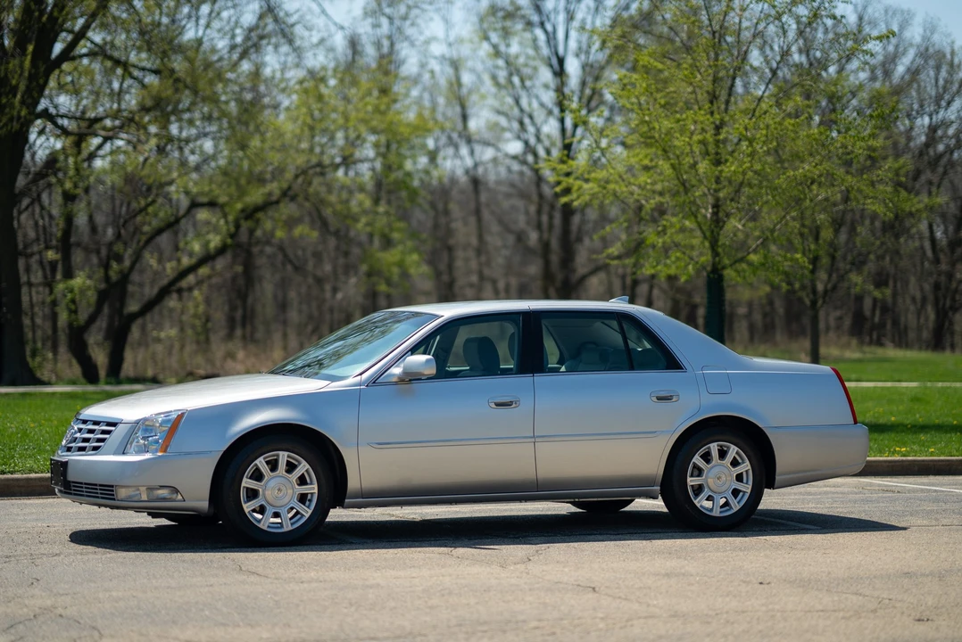 2010 Cadillac DTS - Image 3 of 31