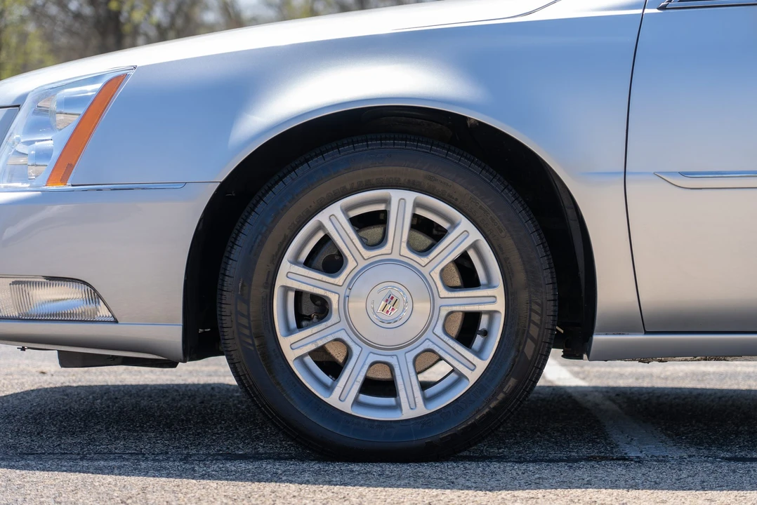 2010 Cadillac DTS - Image 24 of 31