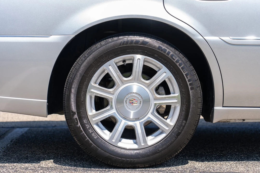 2010 Cadillac DTS - Image 26 of 31