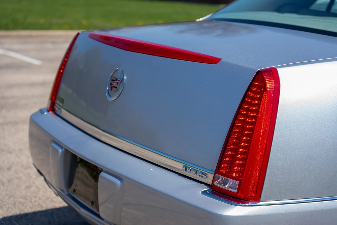 2010 Cadillac DTS - Image 14 of 31
