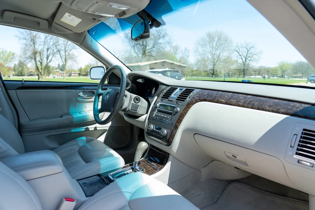 2010 Cadillac DTS - Image 29 of 31