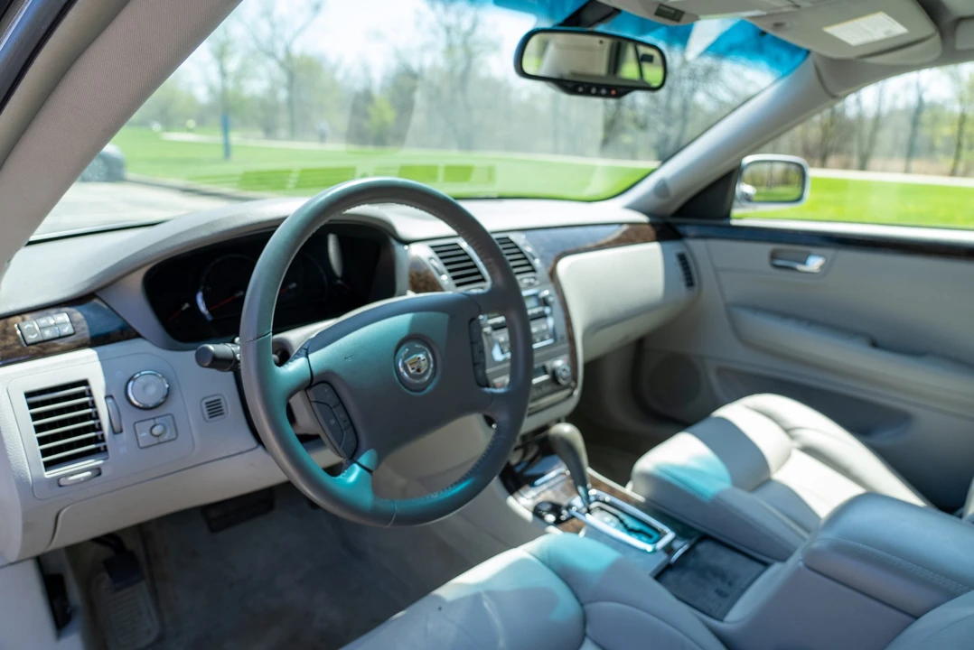 2010 Cadillac DTS - Image 27 of 31