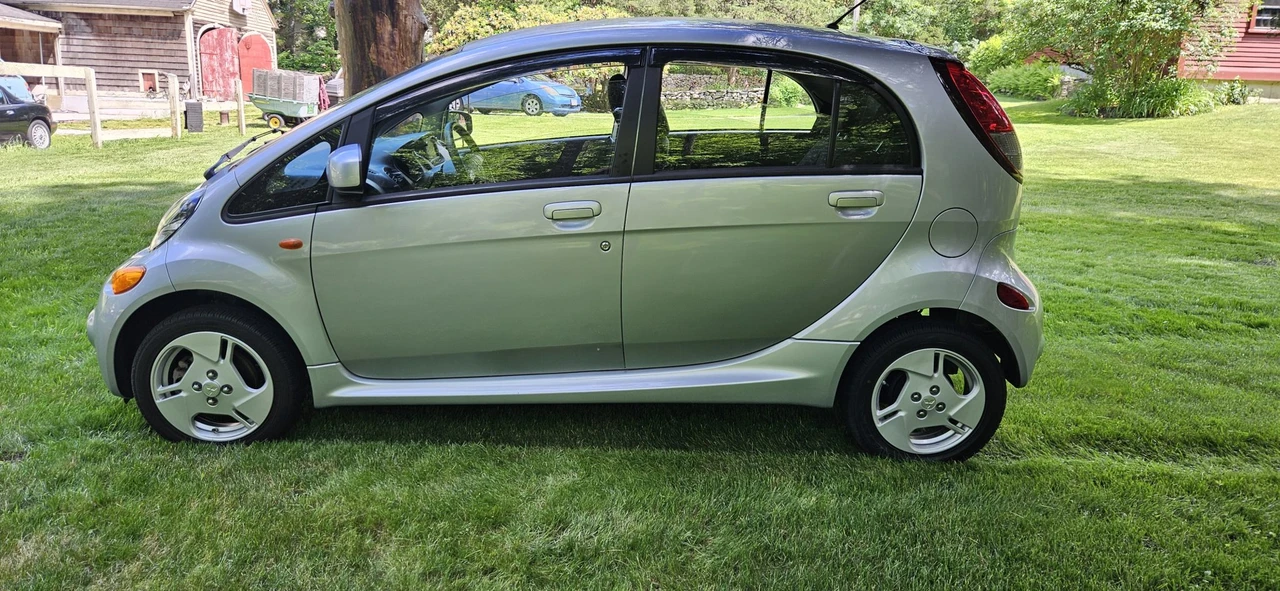 2016 Mitsubishi i-MiEV - Image 12 of 31