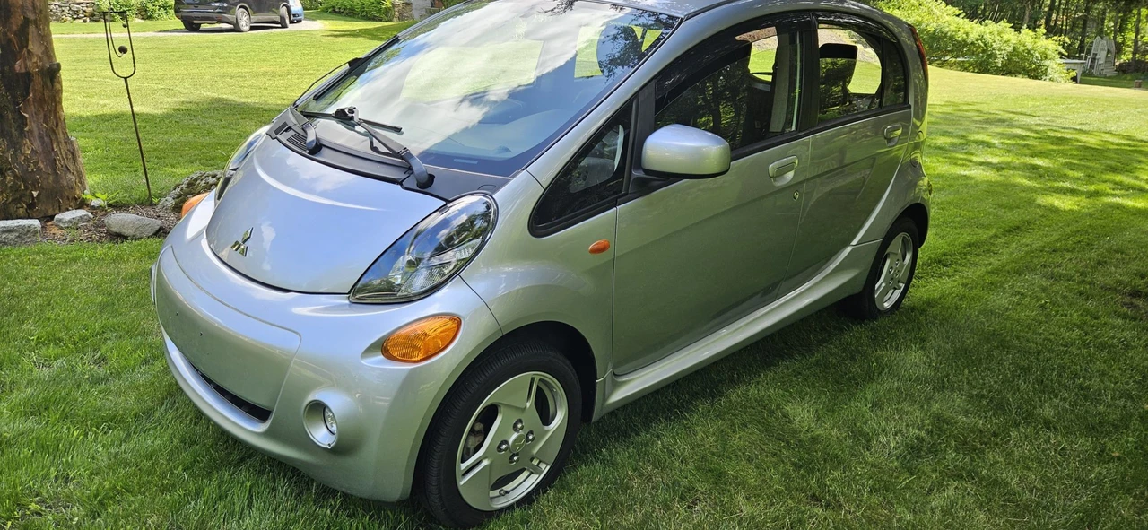 2016 Mitsubishi i-MiEV - Image 2 of 31