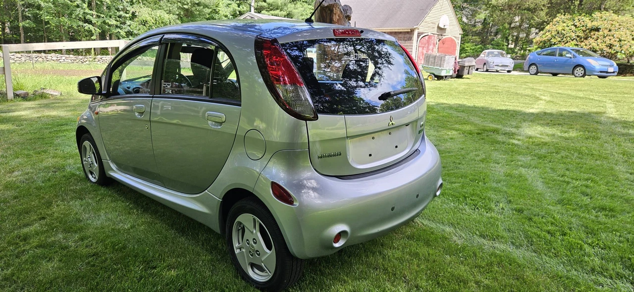 2016 Mitsubishi i-MiEV - Image 11 of 31