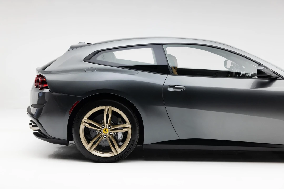 2017 Ferrari GTC4Lusso - Image 24 of 31