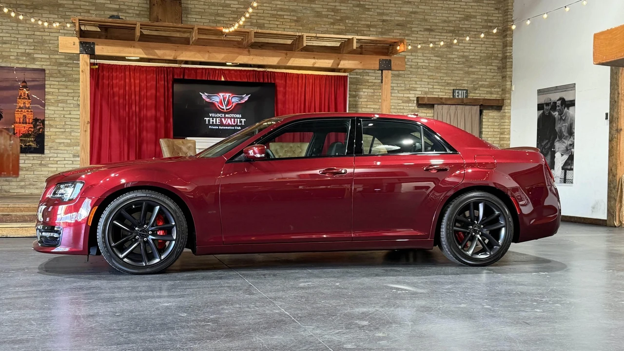 2023 Chrysler 300 (2005-2023) - Image 5 of 31