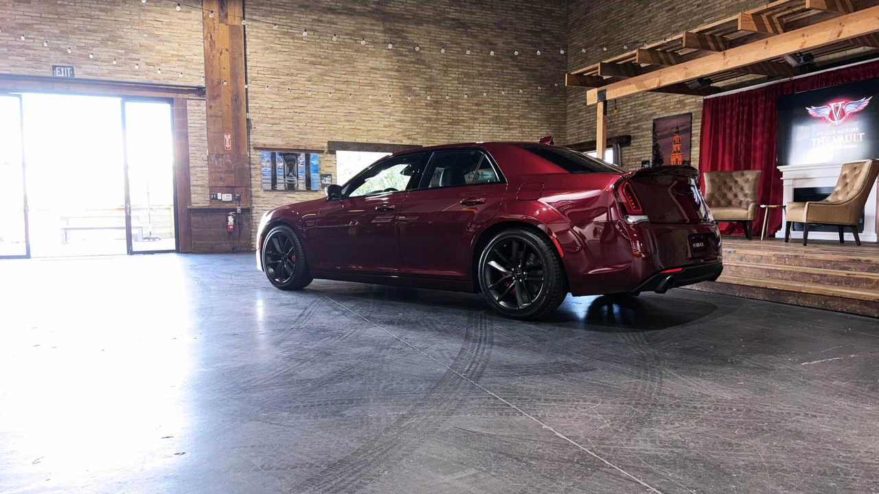 2023 Chrysler 300 (2005-2023) - Image 7 of 31