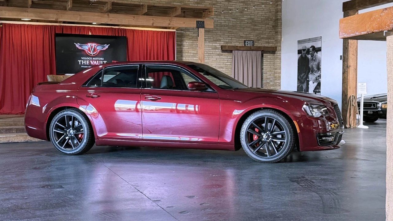 2023 Chrysler 300 (2005-2023) - Image 16 of 31