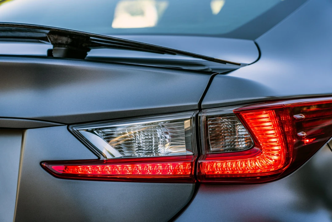 2019 Lexus RC F - Image 22 of 31