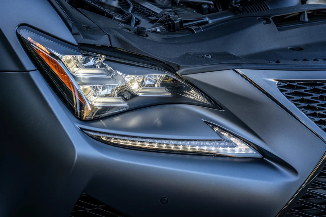 2019 Lexus RC F - Image 17 of 31