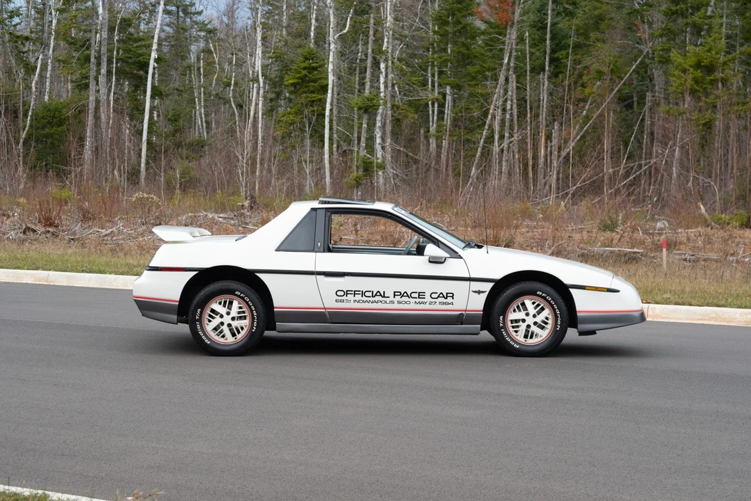 1984 Pontiac Fiero - Image 28 of 31