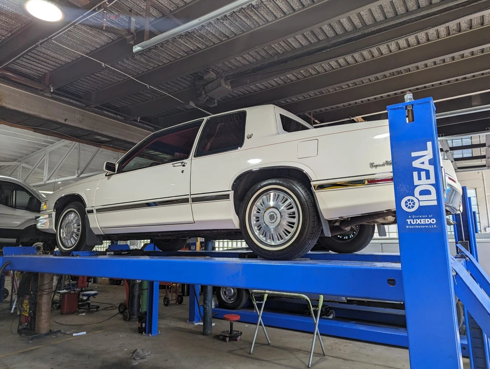1991 Cadillac DeVille 6th Gen - Image 24 of 31