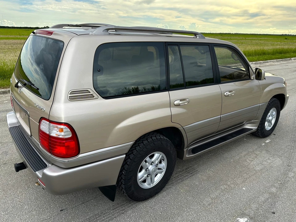 2000 Lexus LX 2nd Gen - Image 25 of 31