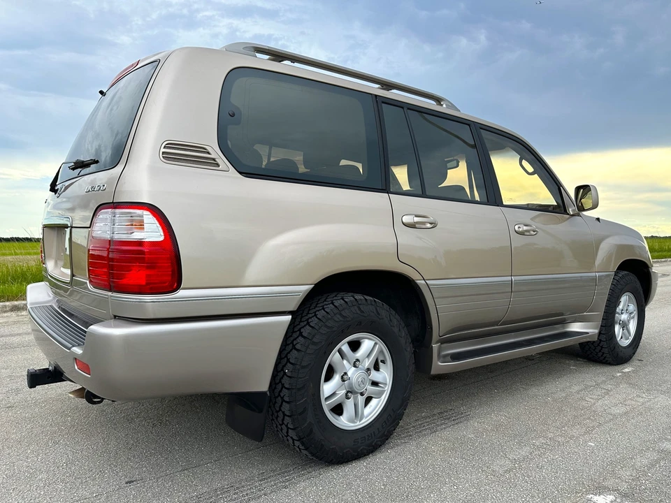 2000 Lexus LX 2nd Gen - Image 23 of 31