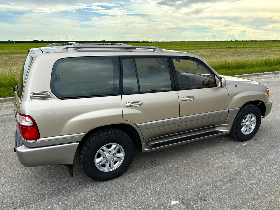 2000 Lexus LX 2nd Gen - Image 21 of 31