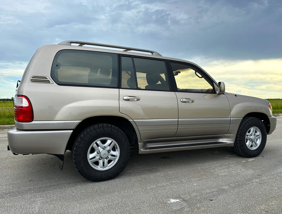 2000 Lexus LX 2nd Gen - Image 22 of 31