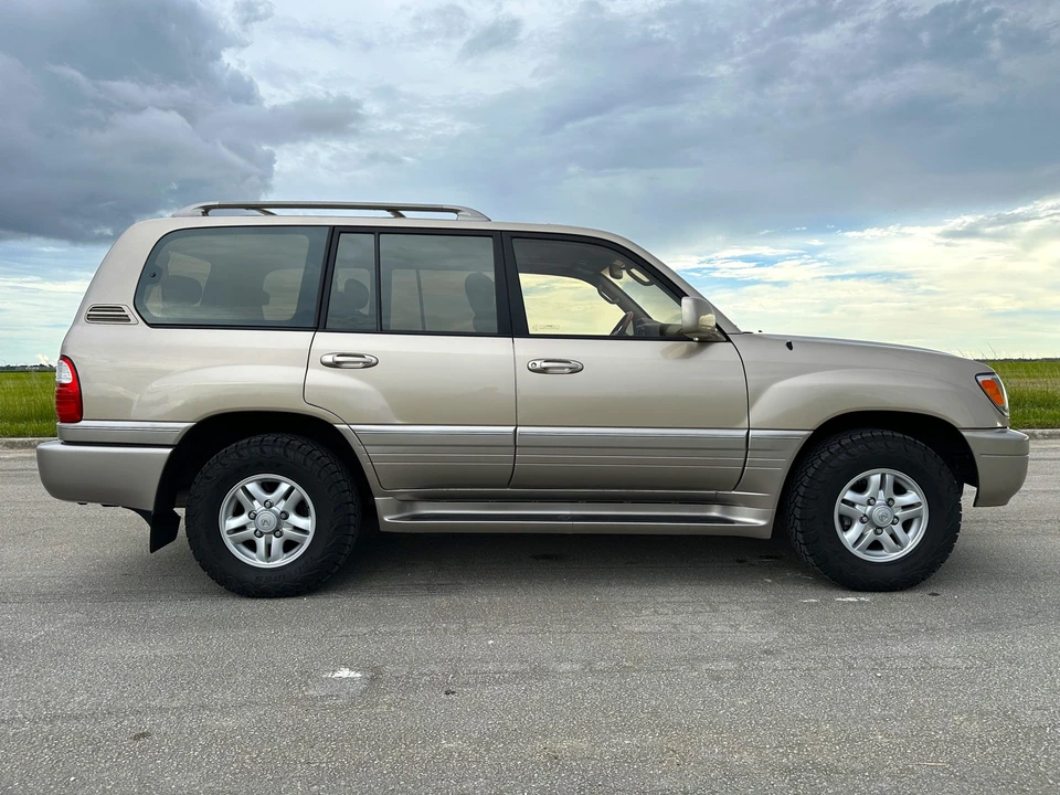 2000 Lexus LX 2nd Gen - Image 19 of 31