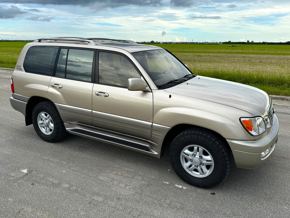 2000 Lexus LX 2nd Gen - Image 16 of 31