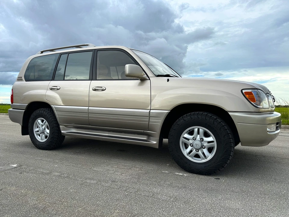 2000 Lexus LX 2nd Gen - Image 17 of 31