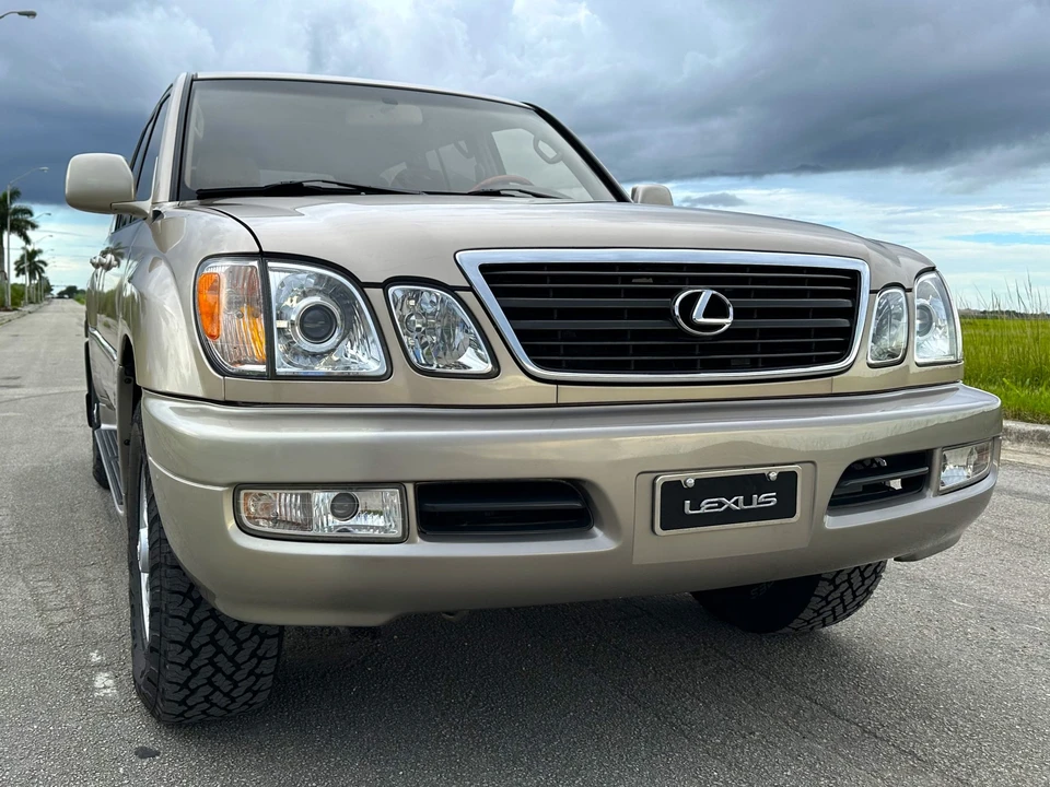 2000 Lexus LX 2nd Gen - Image 10 of 31
