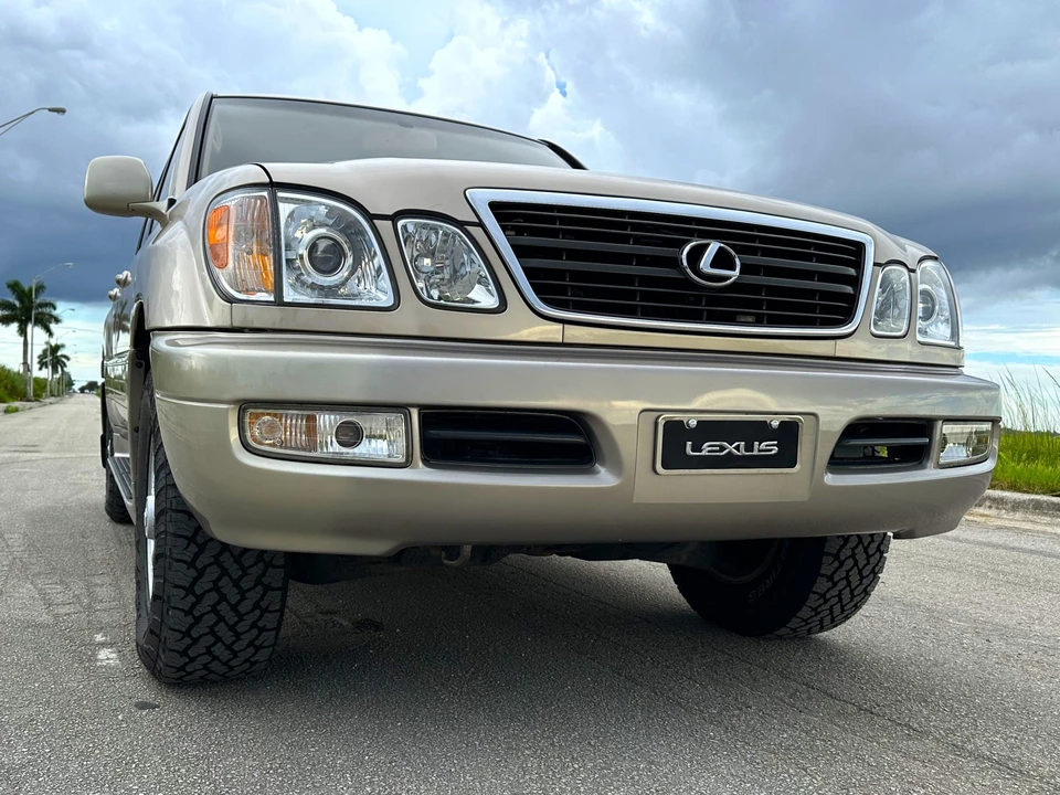 2000 Lexus LX 2nd Gen - Image 11 of 31