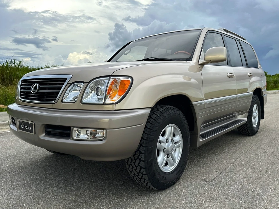 2000 Lexus LX 2nd Gen - Image 2 of 31