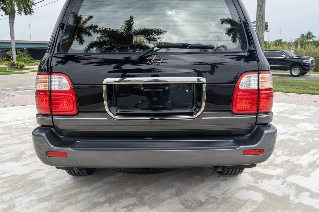 2002 Lexus LX 2nd Gen - Image 16 of 31