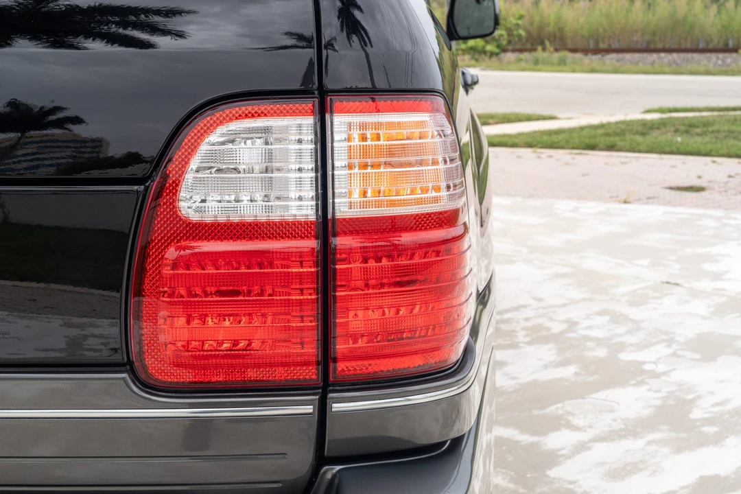 2002 Lexus LX 2nd Gen - Image 18 of 31