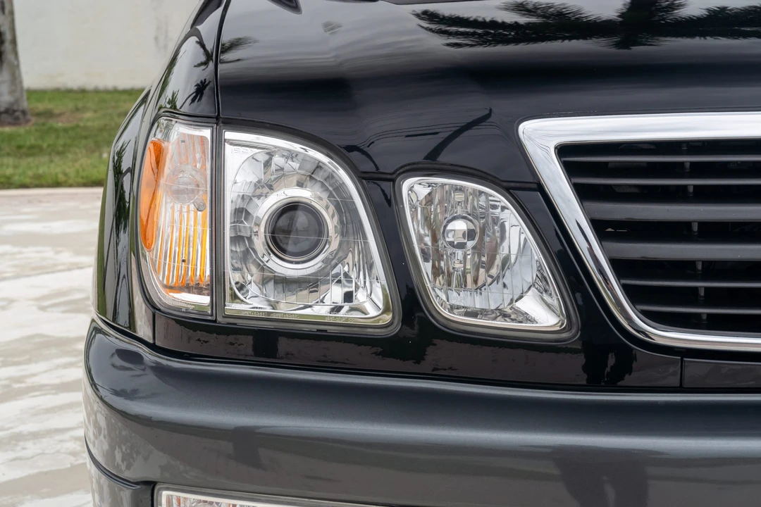2002 Lexus LX 2nd Gen - Image 11 of 31